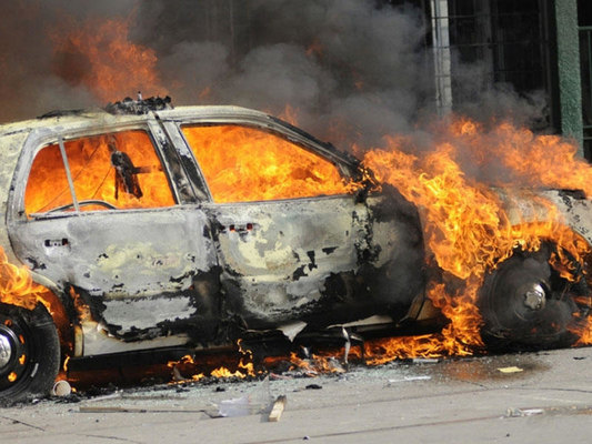 Qəzaya düşən avtomobil yandı