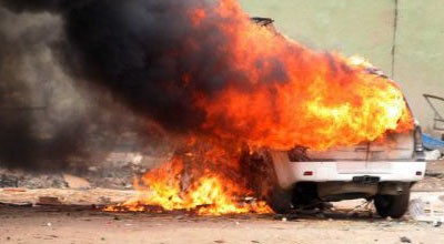 Bakıda minik avtomobili yandı