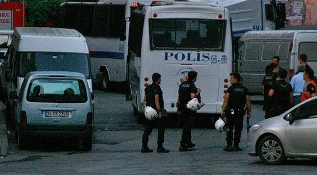 İstanbulda polis avtomobili atəşə tutuldu