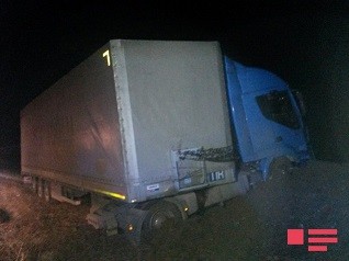 Şəmkirdə TIR aşdı,