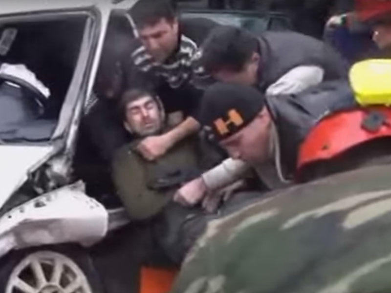 Maşında sıxışıb qalan sürücü belə xilas edildi