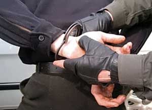 Mənzilə silahlı basqın edən şəxs ölkədən qaçarkən saxlanıldı