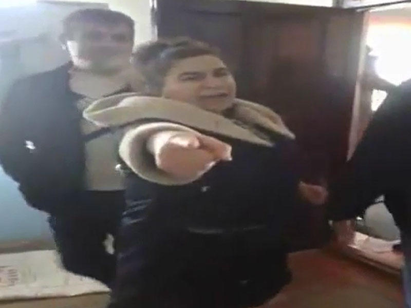 Azərbaycanda qadın direktor kişi müəllimi sillələdi