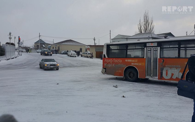 Buzlu yolda avtobus belə sürüşdü