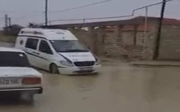 Xəstəyə yardıma gedən təcili yardım maşını bataqlıqda 