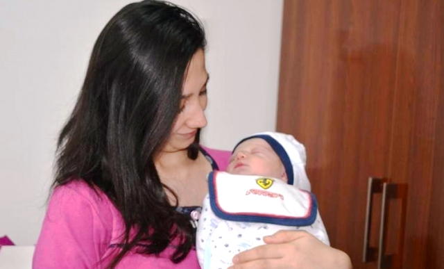 Körpə ana bətnində əməliyyat olundu