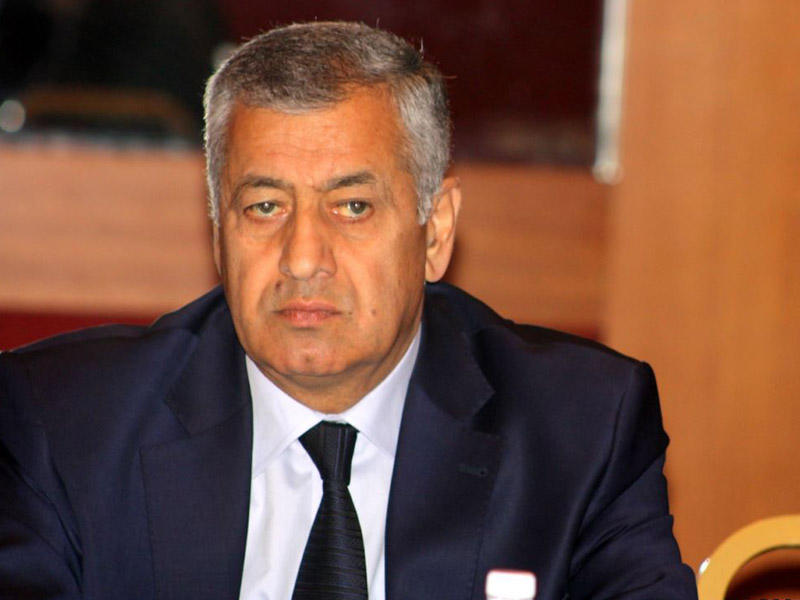 Bir icra başçısı gedir, yeni gələn onun tikdiyini sökür