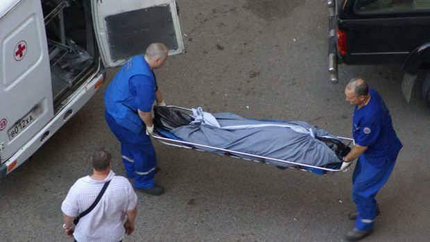 Fəhlə yıxılaraq öldü