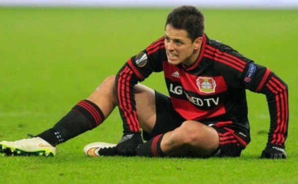 Məşhur futbolçu pilləkəndən yıxıldı