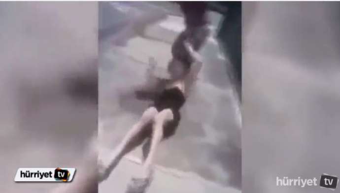 Əri ilə gəzən qadını körpüdən atdı - VİDEO (16+)