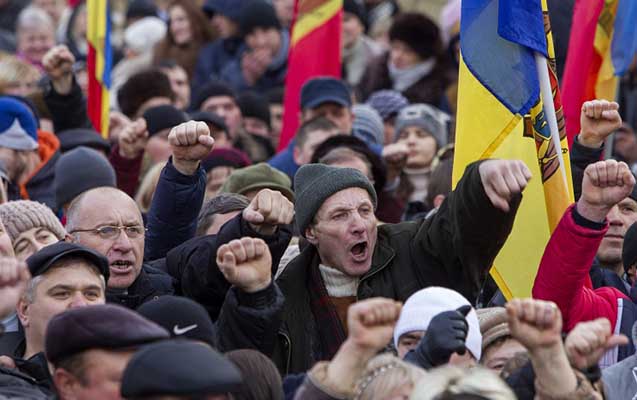 On minlərlə insan ayağa qalxdı