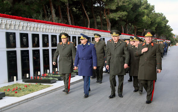 Müdafiə Nazirliyinin şəxsi heyəti Şəhidlər xiyabanını ziyarət edib