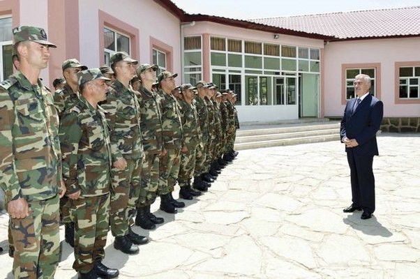 Vasif Talıbov sərhəddəki hərbi hissələrə baş çəkib