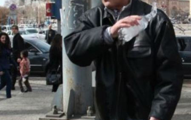 Özünü bıçaqladı, sonra da üstünə neft tökdü