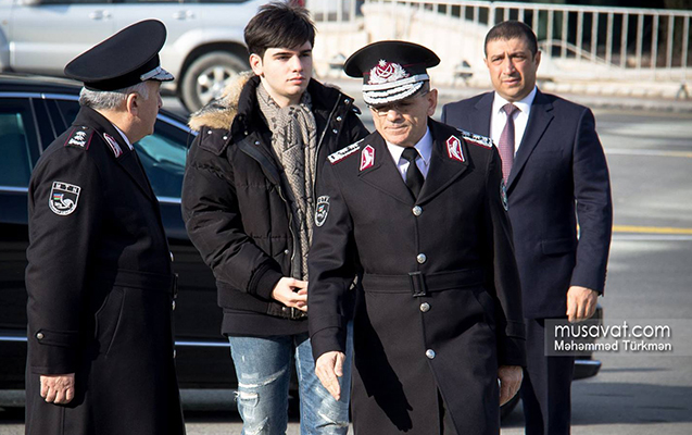 DTX rəisi oğlu ilə Şəhidlər Xiyabanında