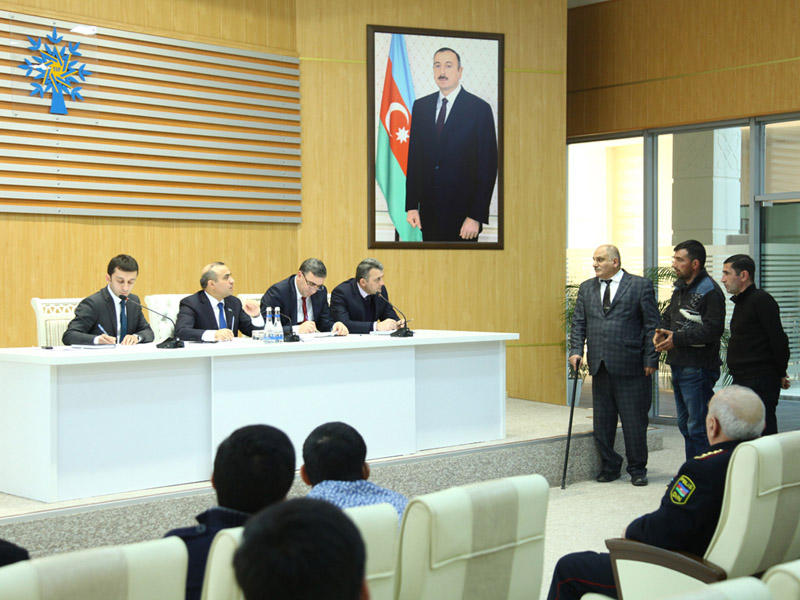 Azay Quliyev seçiciləri ilə görüşüb