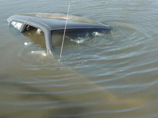 Avtomobil çaya aşdı