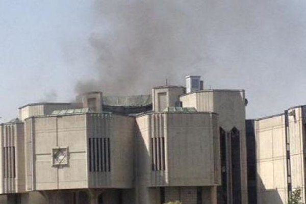 Türkiyə parlamentinin binası yanır