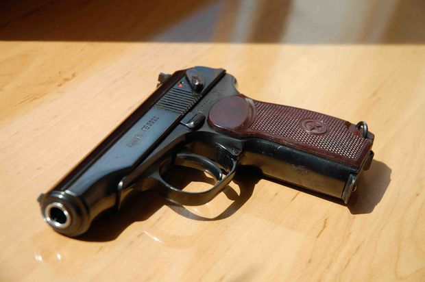 Məmurun evindən silah tapıldı