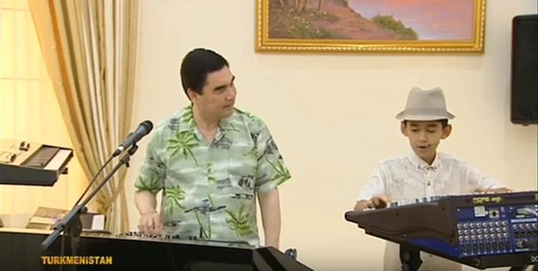 Prezident nəvələri ilə mahnı oxudu