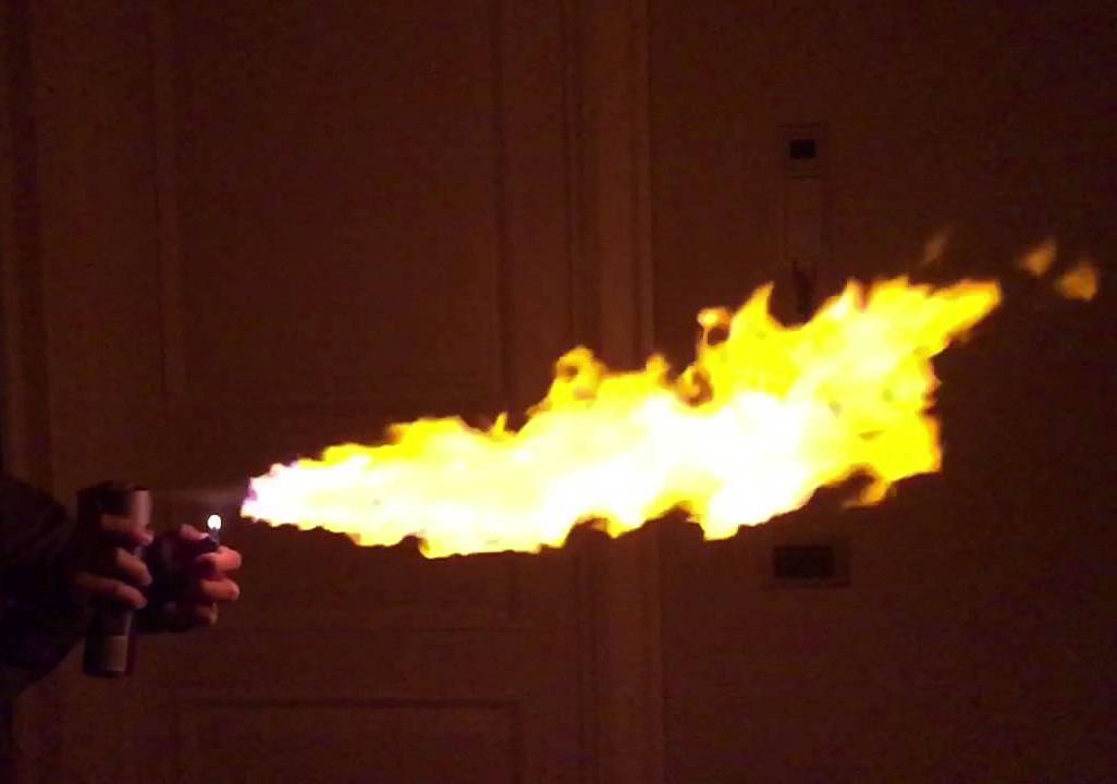 Əlində tutduğu dezodarantla yaxınlaşdı