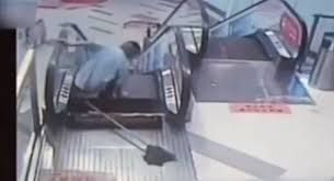 Uşağın əli eskalatorda qaldı