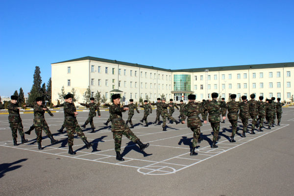 Hərbi hissələrdə xidmətə qəbul davam edir