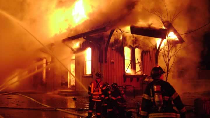 Sumqayıtda ev yandı