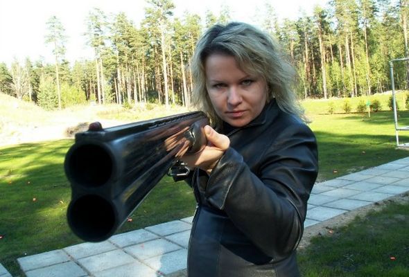 Bakıda sərxoş qadın ailəsini ov tüfəngi ilə hədələdi