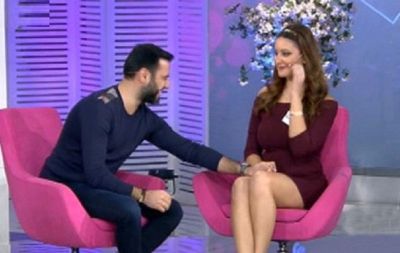 Canlı yayımda qızın ayaqlarına toxundu