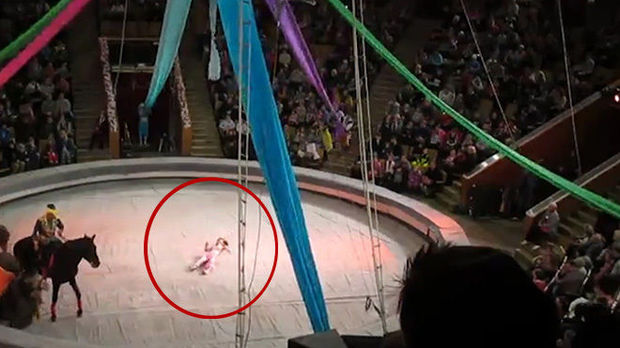 Düşənbədə gimnast qız günbəzin altında trük edərkən yıxıldı