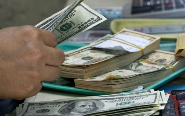 Çin dollar satışını məhdudlaşdırıb