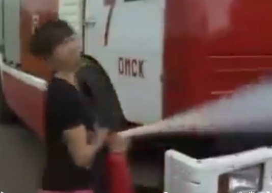 Yanğınsöndürən balon jurnalisti havaya uçurdu