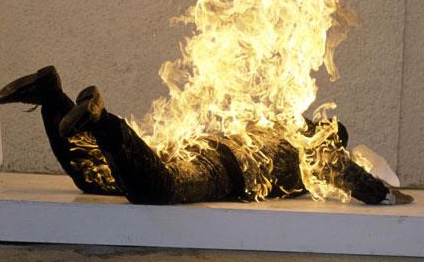 Neftçalada orta məktəbin direktor müavini özünü yandırdı