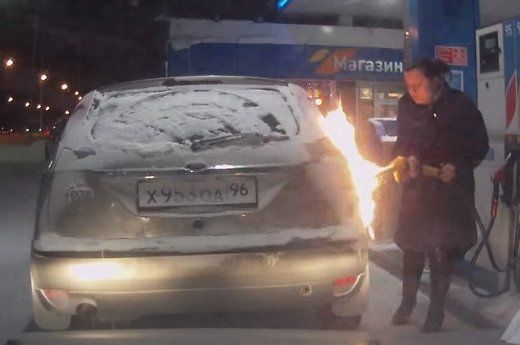 Avtomobilin yanacaq çənini alışqan ilə qızdırmaq istədi