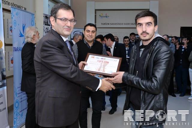 Tanınmış rəssam Rəcəb İsmayılov Bakını maraqlı janrda təsvir edib - VİDEO