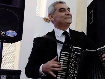 Bakıda səfirliyin əməkdaşı toyda qarmon çaldı