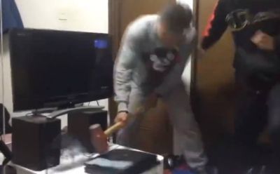 Oğlunun “play station” oynamağından bezən ata