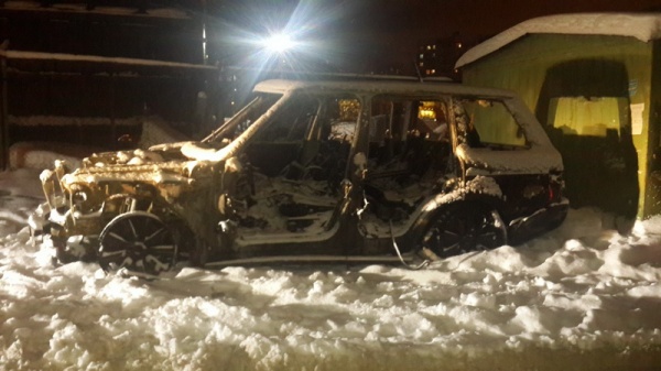 Bakıda dayanacaqda saxlanılmış “Range Rover” yanıb