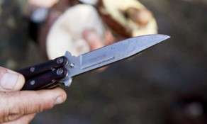 Xırdalanda cibindəki pulu verməyən 20 yaşlı gəncə 8 bıçaq vurdular