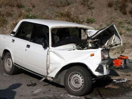 Ağsuda avtomobil çaya düşdü: