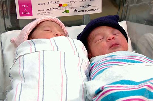 Əkizlərdən biri 2015-də, digəri 2016-cı ildə doğuldu