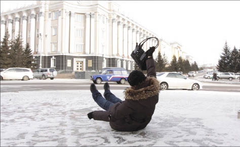 Buzlu yolda yıxılmaqdan qorunmaq