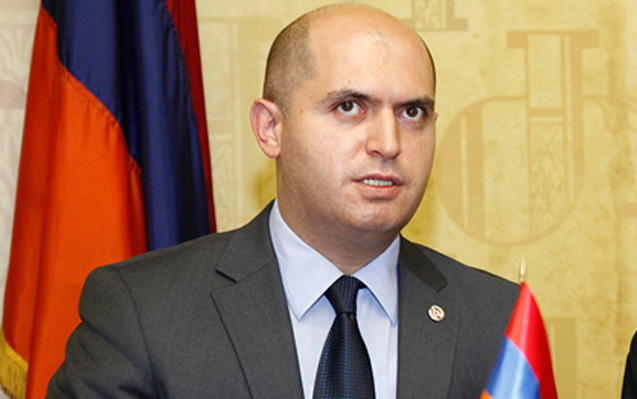 Erməni nazir yıxıldı,