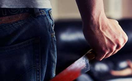 Hamilə qadını bıçaqlayıb milyonunu apardılar