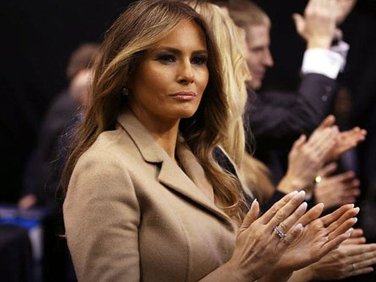 Trampın xanımının lüt fotosunu yaydılar