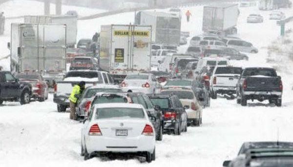 İki maşın toqquşdu, yol bağlandı