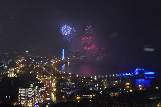 Bakı 2016-cı ili möhtəşəm atəşfəşanlıqla qarşıladı