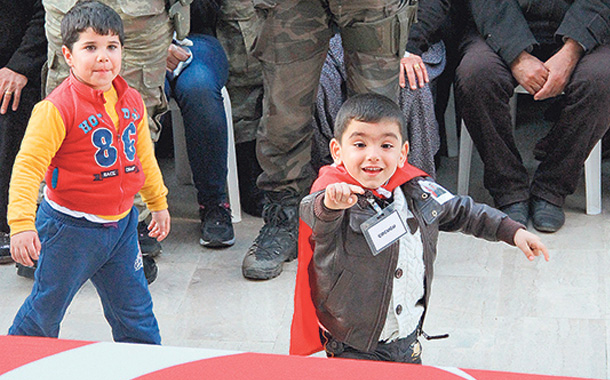 Şəhid oğlunun hərəkəti hər kəsi kövrəltdi