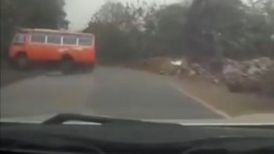 Avtobus qəzaya belə düşdü